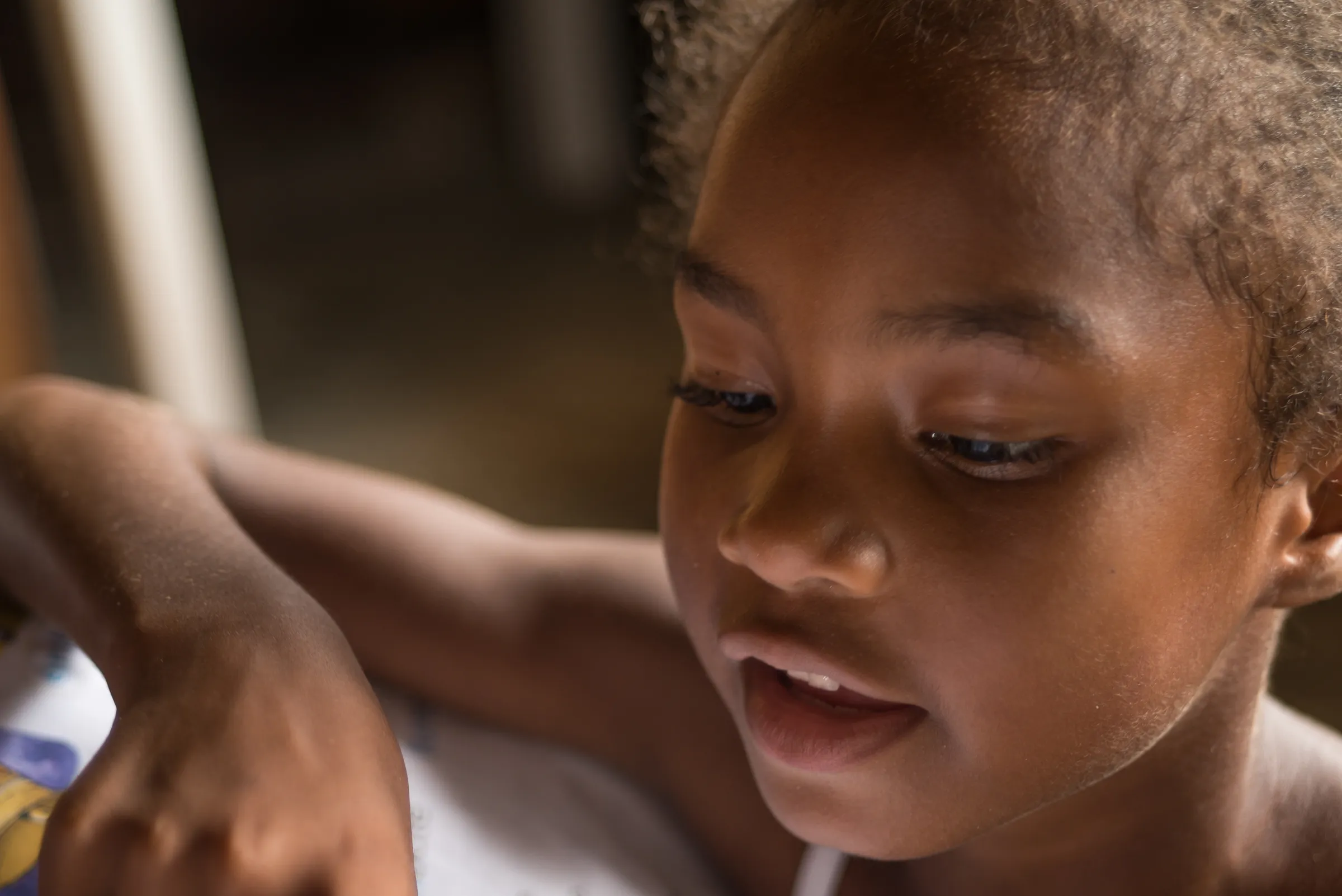 Niña Bajo Luz Cálida