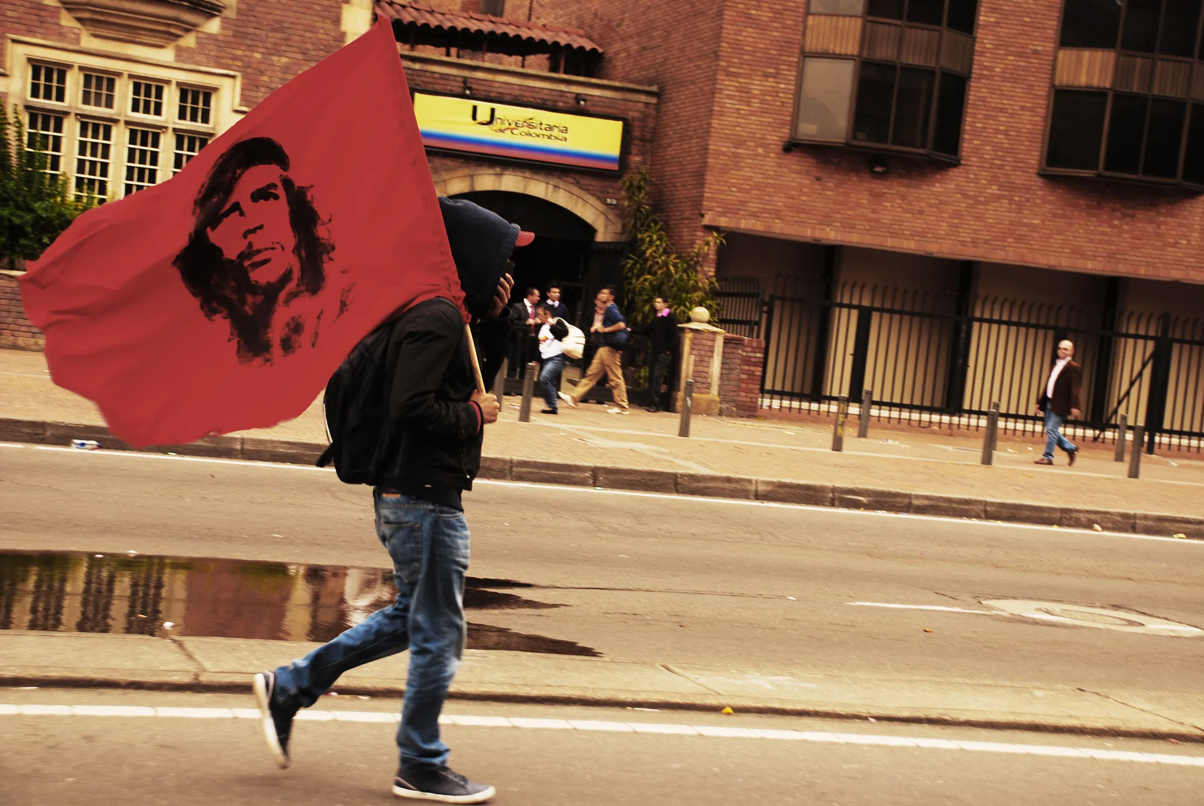 Bandera Roja En La Calle