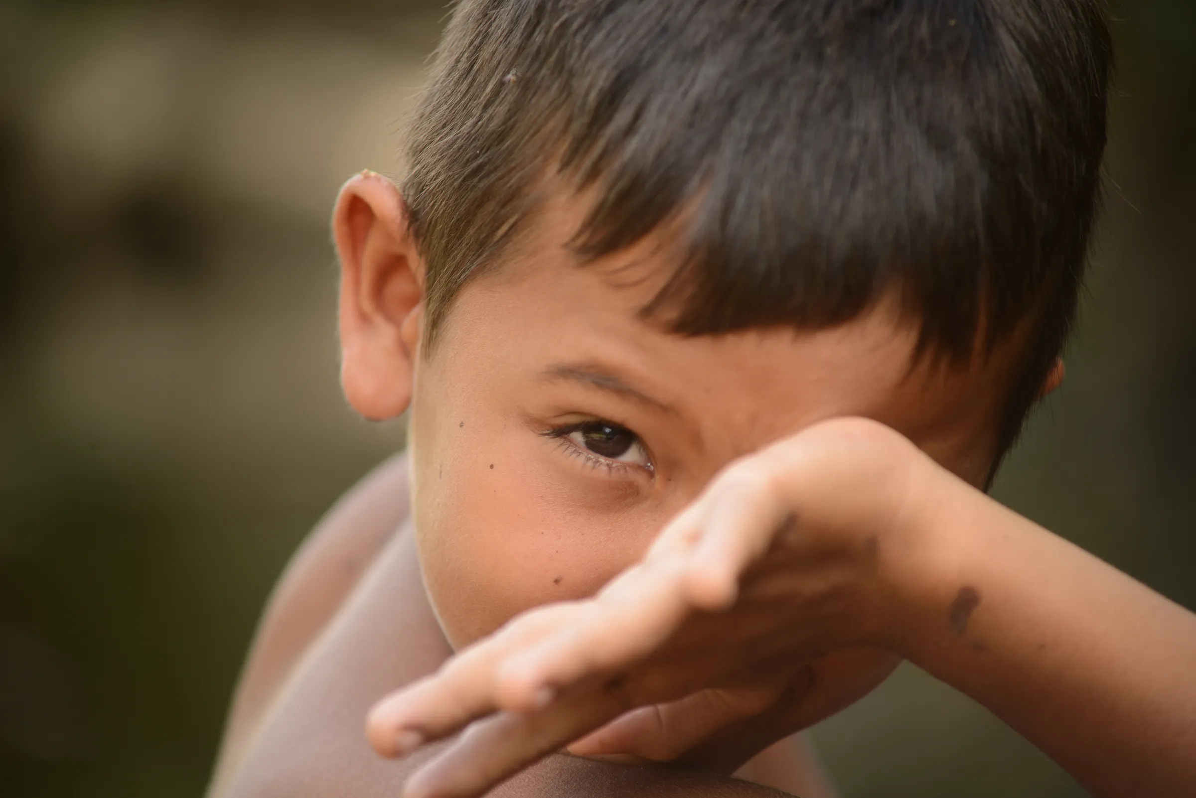 Mirada Tras El Brazo